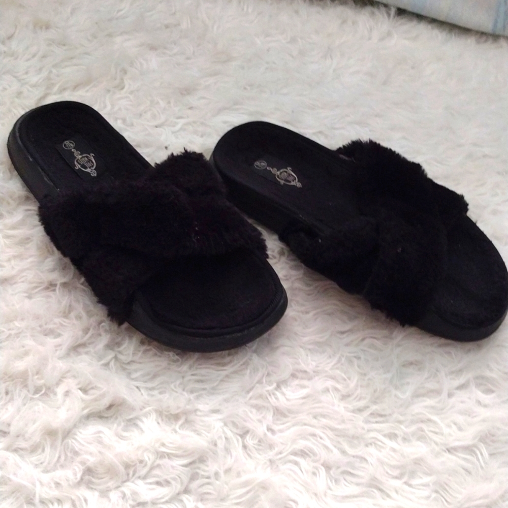 Woman's sole hates slippers, M 8, black